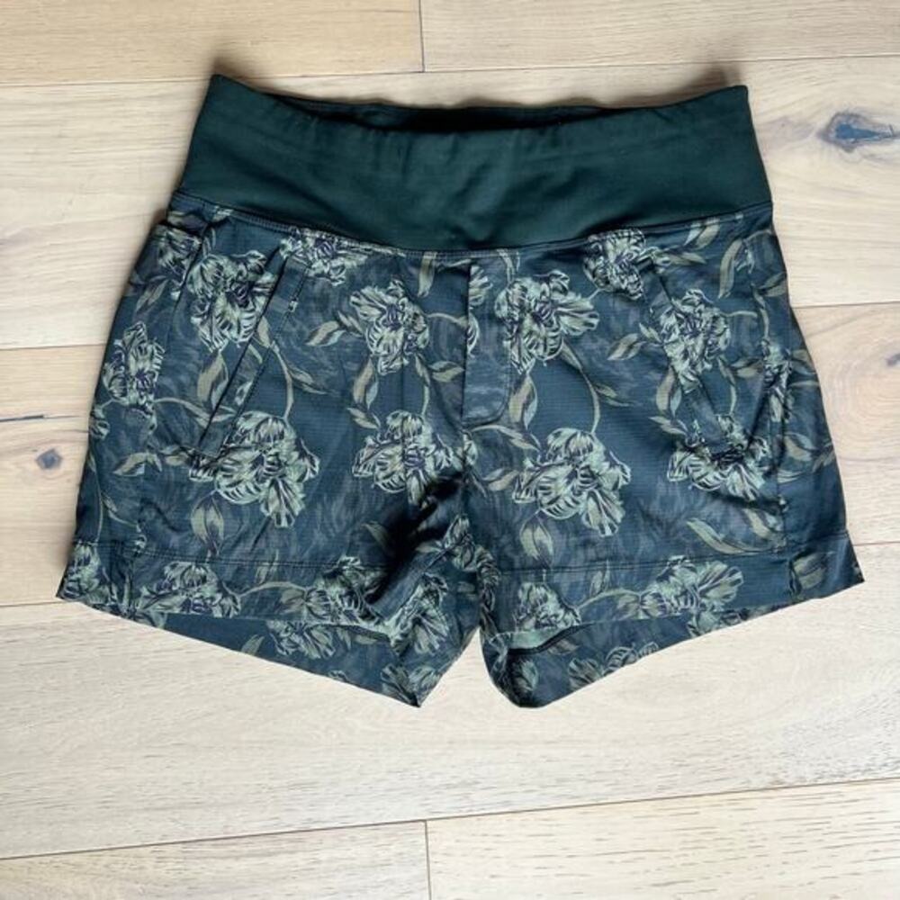 Athleta - Trekkie North Printed Shorts - Green Floral - Zip Pockets - Size - Picture 4 of 9